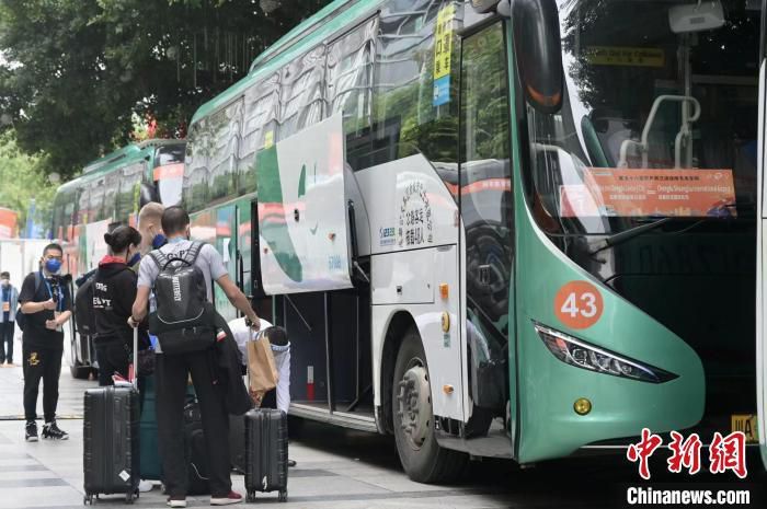 全日奔走处置很多个案的社工师李淑芬（杨丞琳 饰），某天接获传递到一桩虐童案件，正盘查女童母亲林美华（高慧君 饰）时，俄然接到女儿雅婷下战书掉踪于校园的动静，心急如焚的淑芬查看黉舍监督器后，竟发现雅婷随着一位穿戴红衣、身影诡异的小女孩离往，这个小女孩是谁？她们要往哪里？循着线索，淑芬跟着救难队在山区的烧毁病院发现疑似雅婷的踪迹，但找回的倒是掉踪已久的广播主持人沈怡君（许玮宁 饰）。无计可施的淑芬只好先将精力不不变的怡君带回家，但愿能从中问到女儿的着落，没想到带回家的可能不只是怡君…。